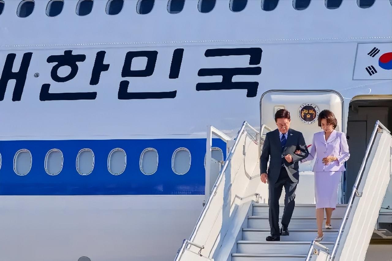 韩国第一夫人金惠景美到法国了！
7月6日，韩国总统李在明携夫人金惠景来法国访问了