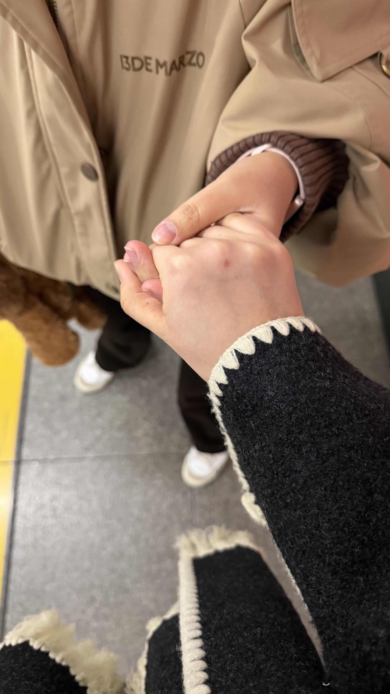 偶像剧般的重逢真的发生在我们身上❤️
今天和朋友逛完街坐地铁回家，在换乘站下车，