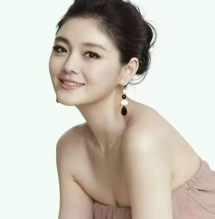 19日中午，黄子佼发布了三段自拍影片，其中向受害人道歉承认性骚扰，并且爆料了大小