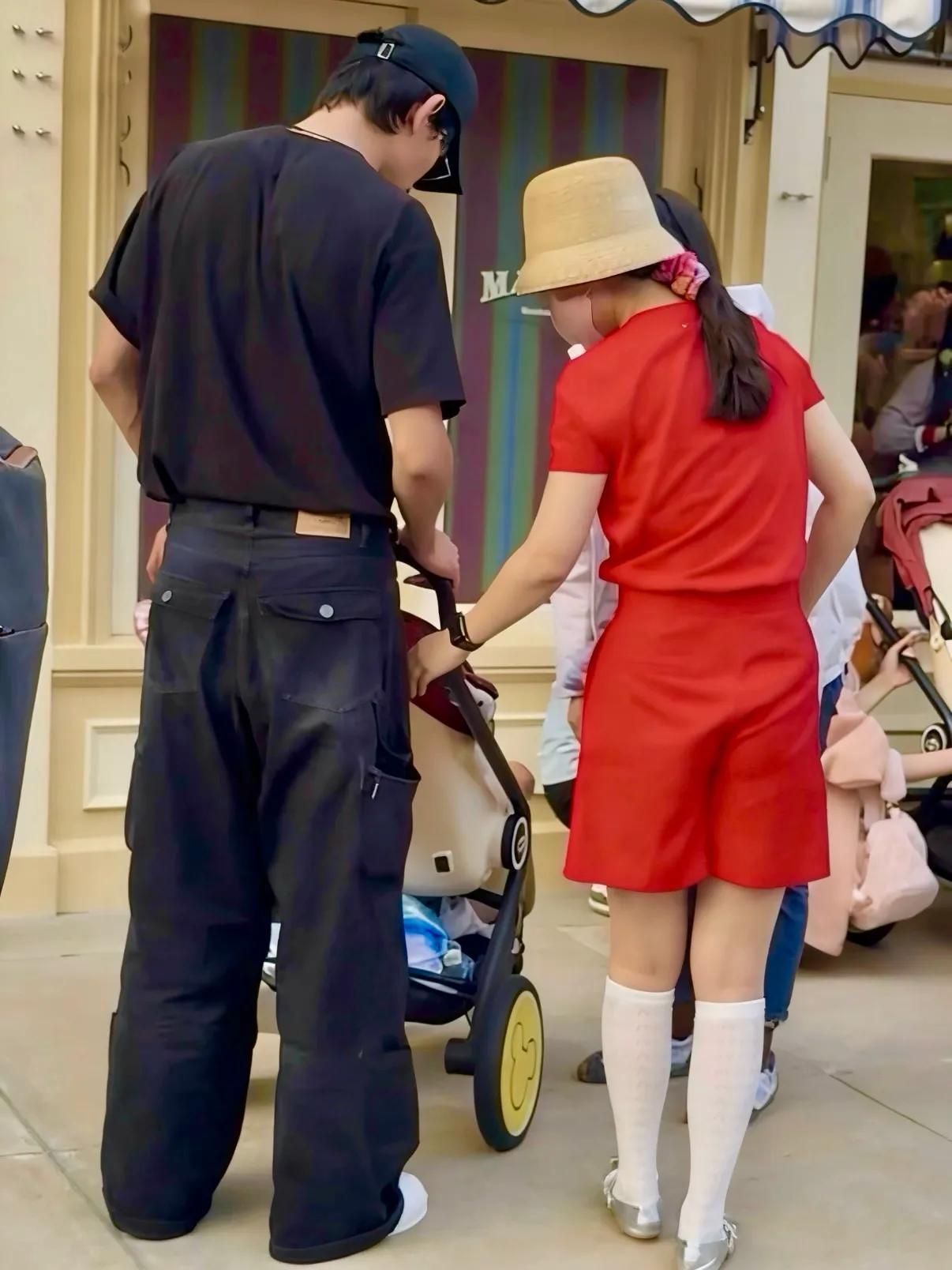 吴倩张雨剑带女儿逛迪士尼吴倩张雨剑合体带女儿游迪士尼，张雨剑全程推婴儿车超贴心，
