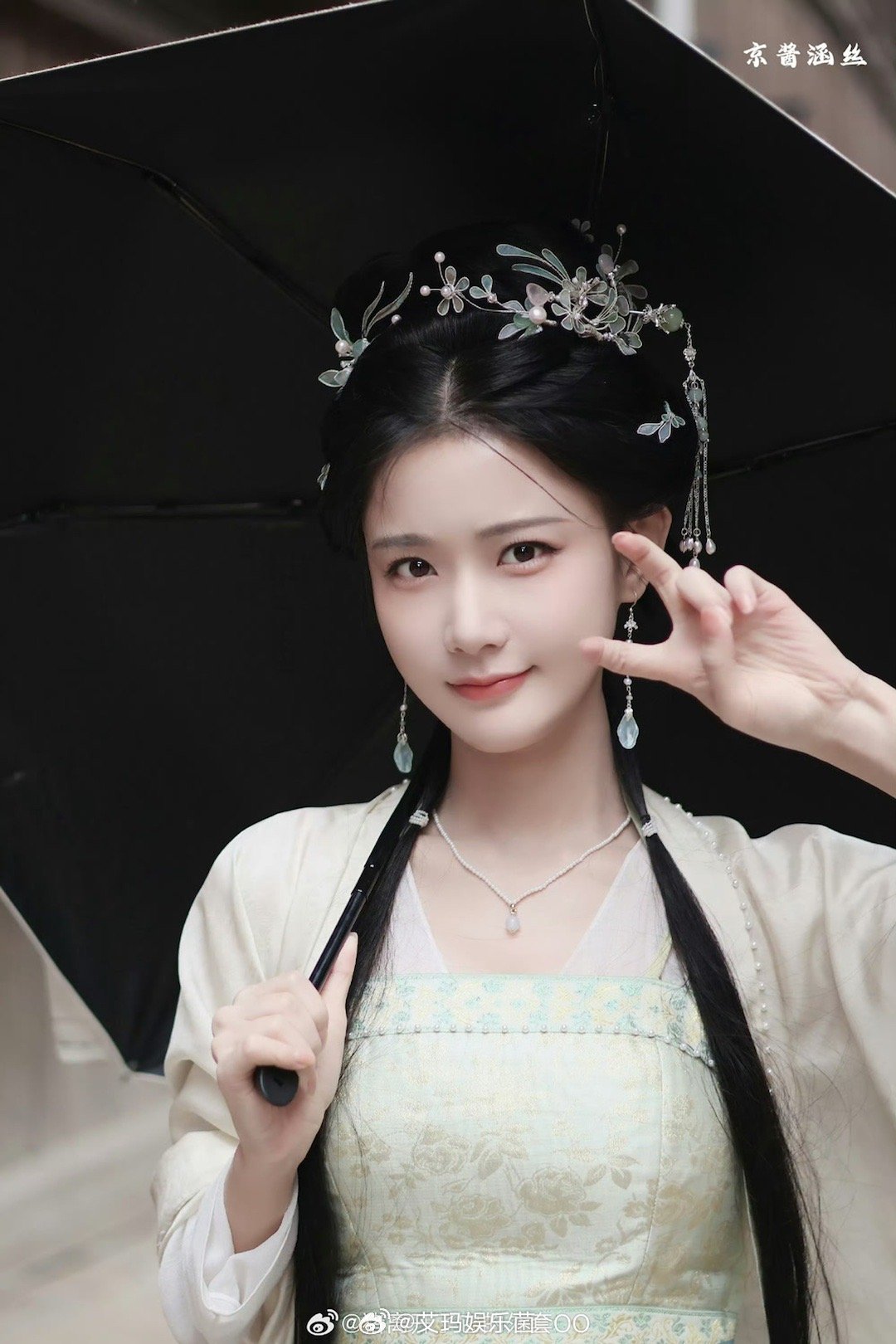 把陈意涵看成李一桐了，眼角眉梢也太像了[可怜] ​​​