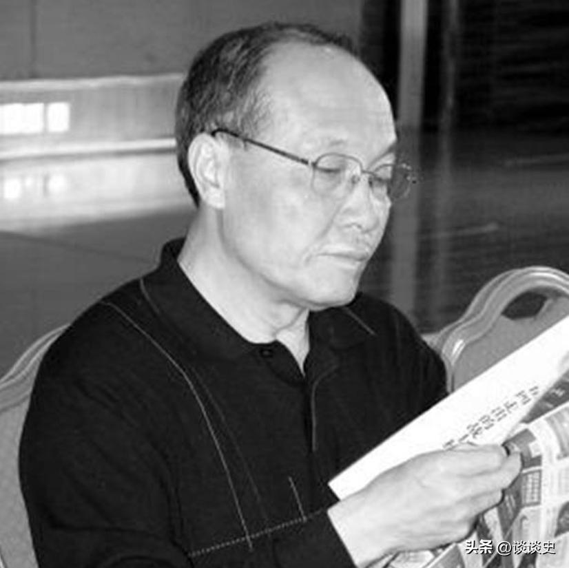 1953年2月，毛主席乘洛阳舰巡视长江，停泊安庆江面，21日清晨，安庆地委书记傅