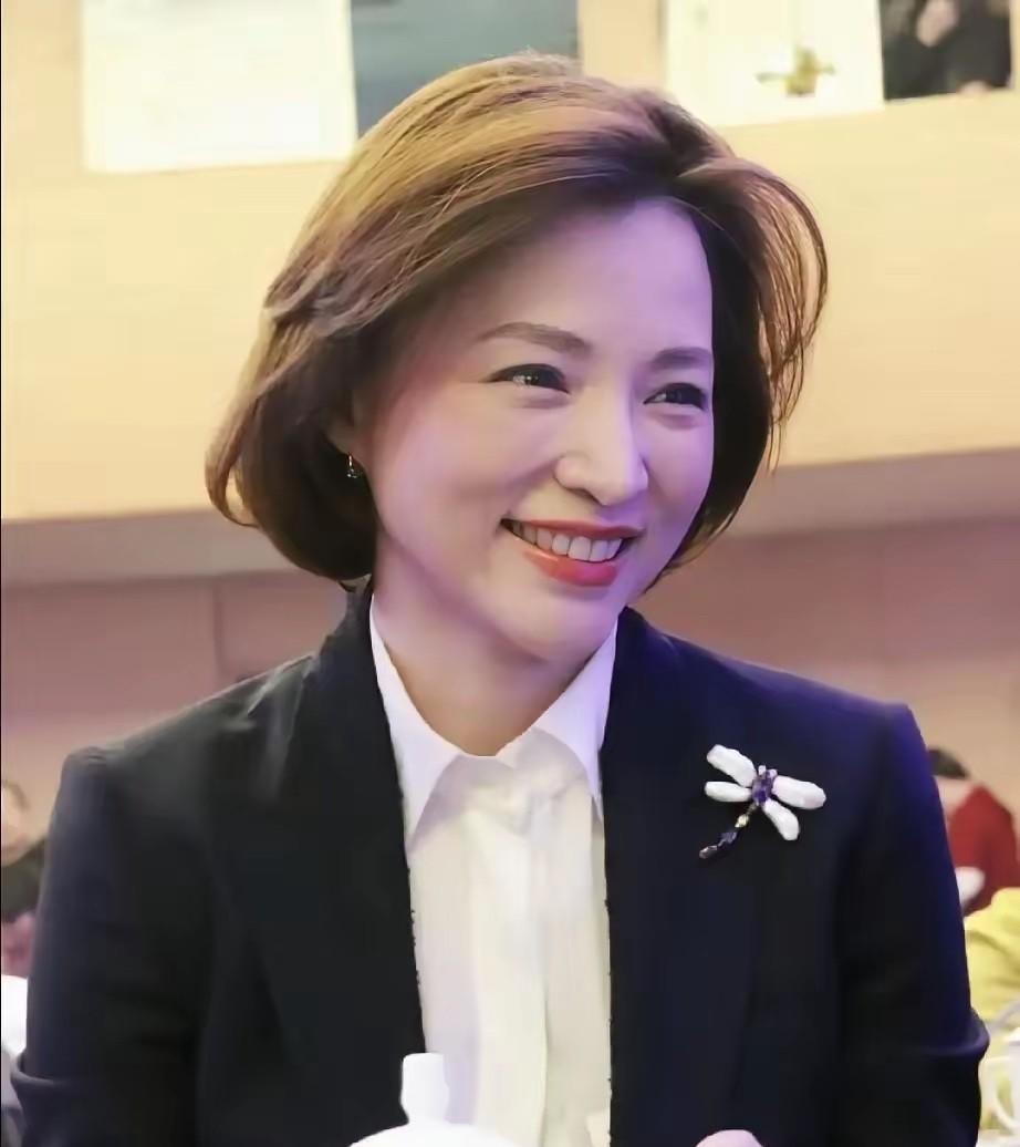 今年春天，董卿送走了患癌7年的母亲。同一时间，她的丈夫、百亿富豪密春雷，已经失联