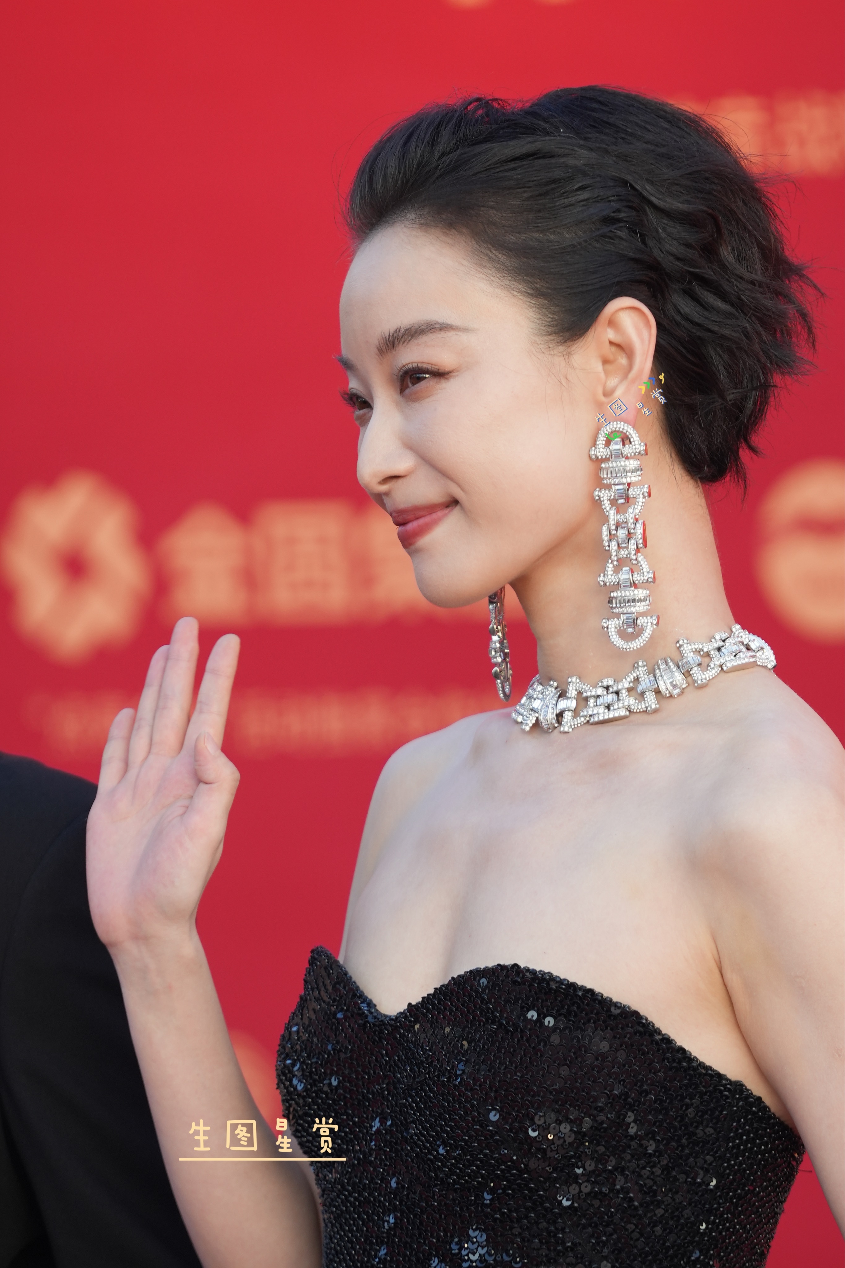 倪妮金鸡奖闭幕红毯全身散发大明星的风采✨🖤 