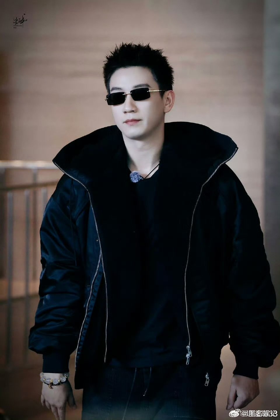 王子奇短短十天完成黑切白谁懂啊！王子奇十天内从黑切白，黑衣金丝镜是冷感大佬，白衣