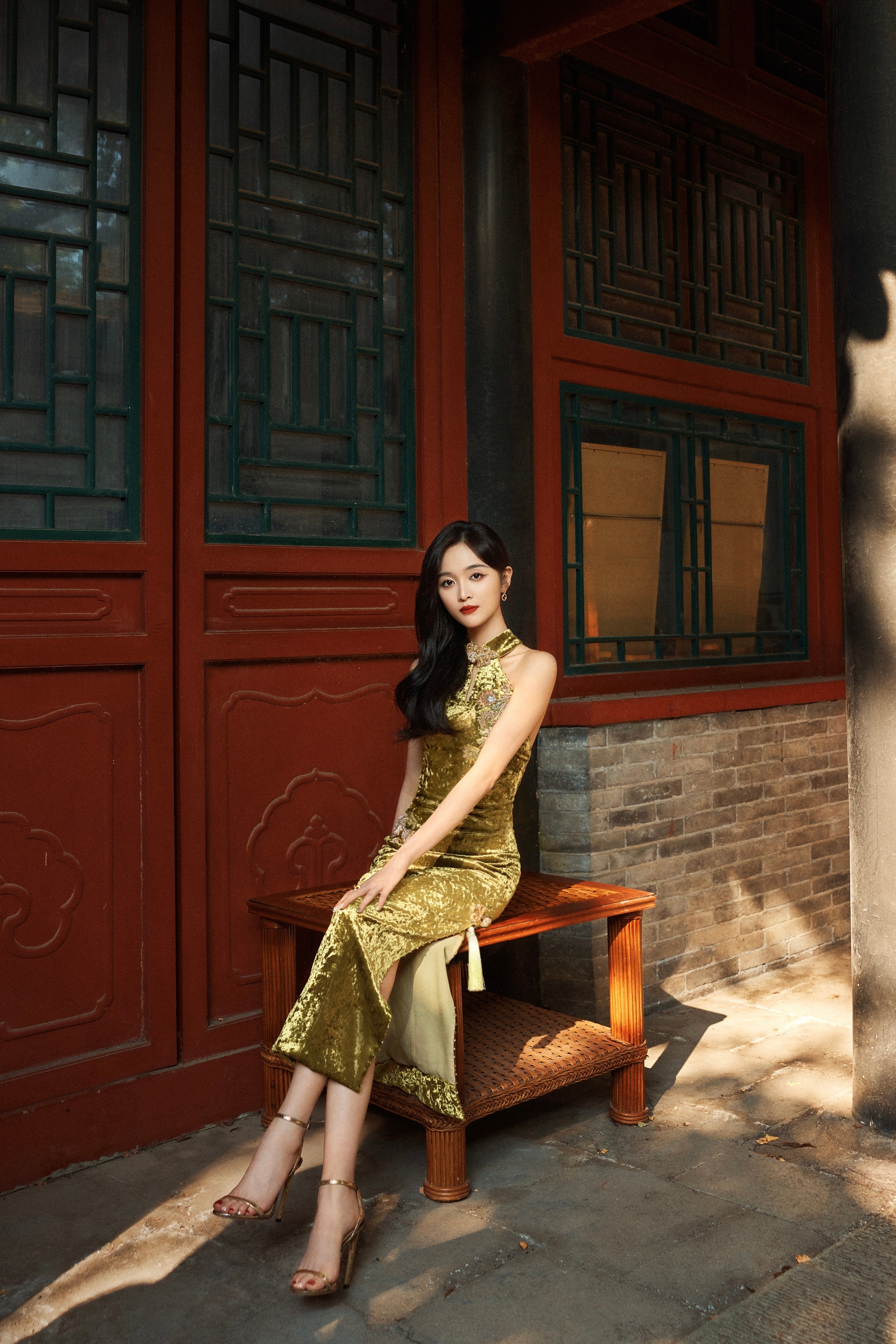 吴宣仪 旗袍一字带高跟鞋👠 