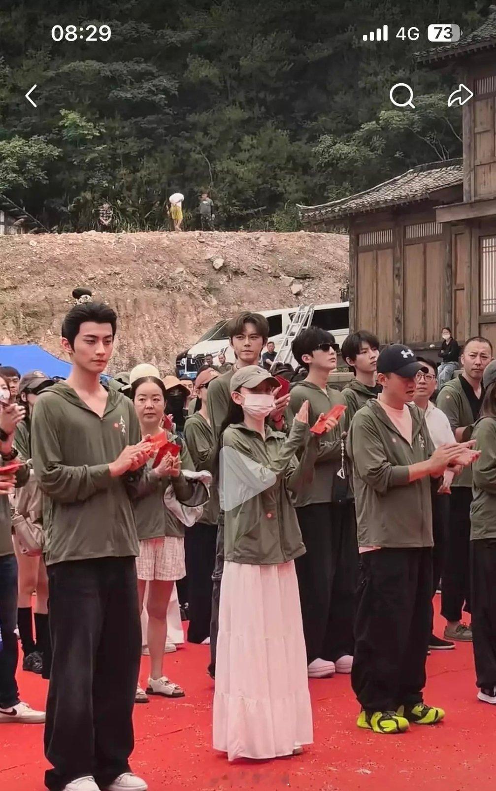《表妹万福》开机了，宋祖儿好娇小 ​​​