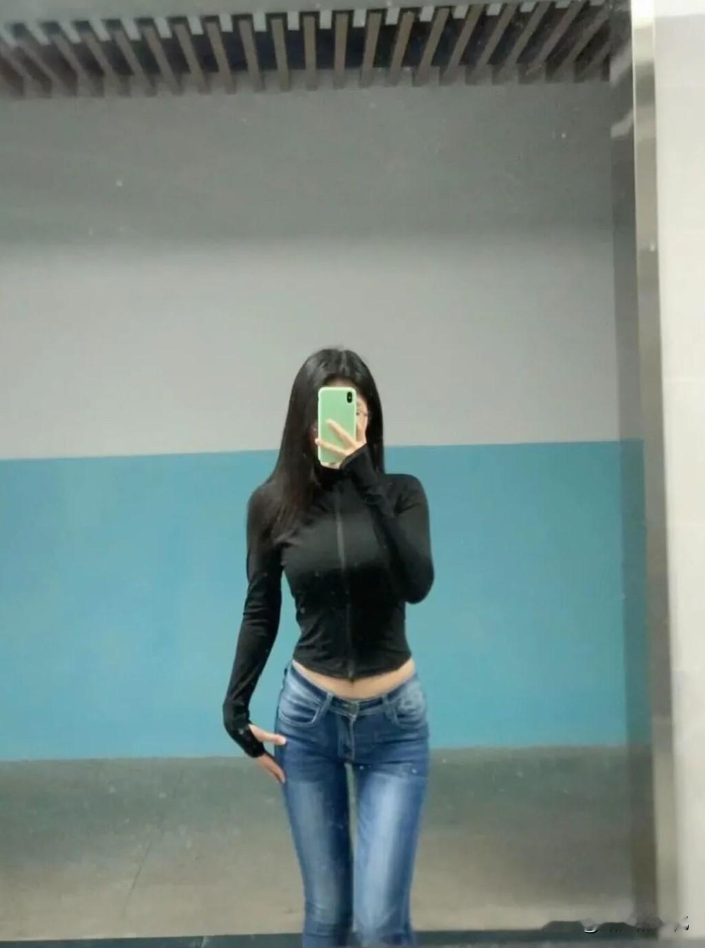 哇塞哇塞！说到穿搭，牛仔裤永远的神，直接把身材比例拉满！[比心][比心][比心]