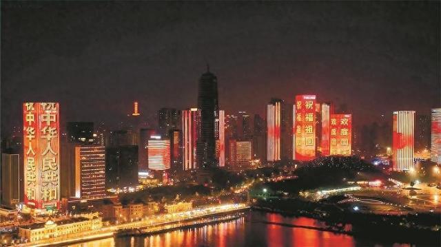 营造欢乐气氛展示城市魅力大连双节灯光秀溢彩流光