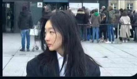 最近周冬雨的一张素颜照在韩国推特火了！照片中的周冬雨头发散乱，侧颜，有一种破碎的