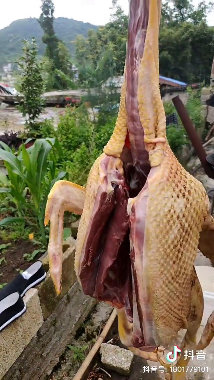 从现场痕迹来看，死亡时间大概是在被杀的时候。看来凶手作案的时候，一定就在现场。说