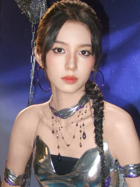 给周也化的野紫金属妆