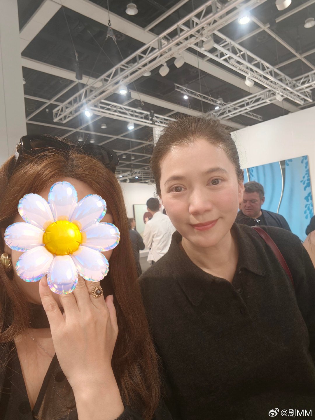 艺术展偶遇张智霖袁咏仪巴塞尔艺术展偶遇张智霖袁咏仪艺术展偶遇张智霖袁咏仪，袁咏仪