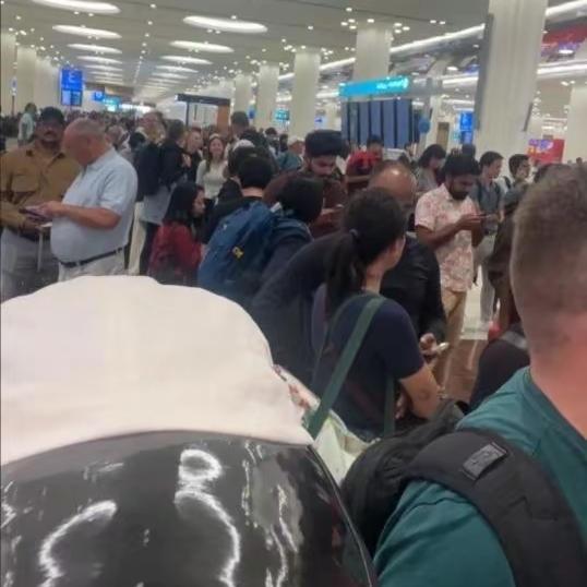 太吓人了！
迪拜机场突发爆炸全员停飞，
中国旅客亲历：刚被疏散就传来爆炸声，平安