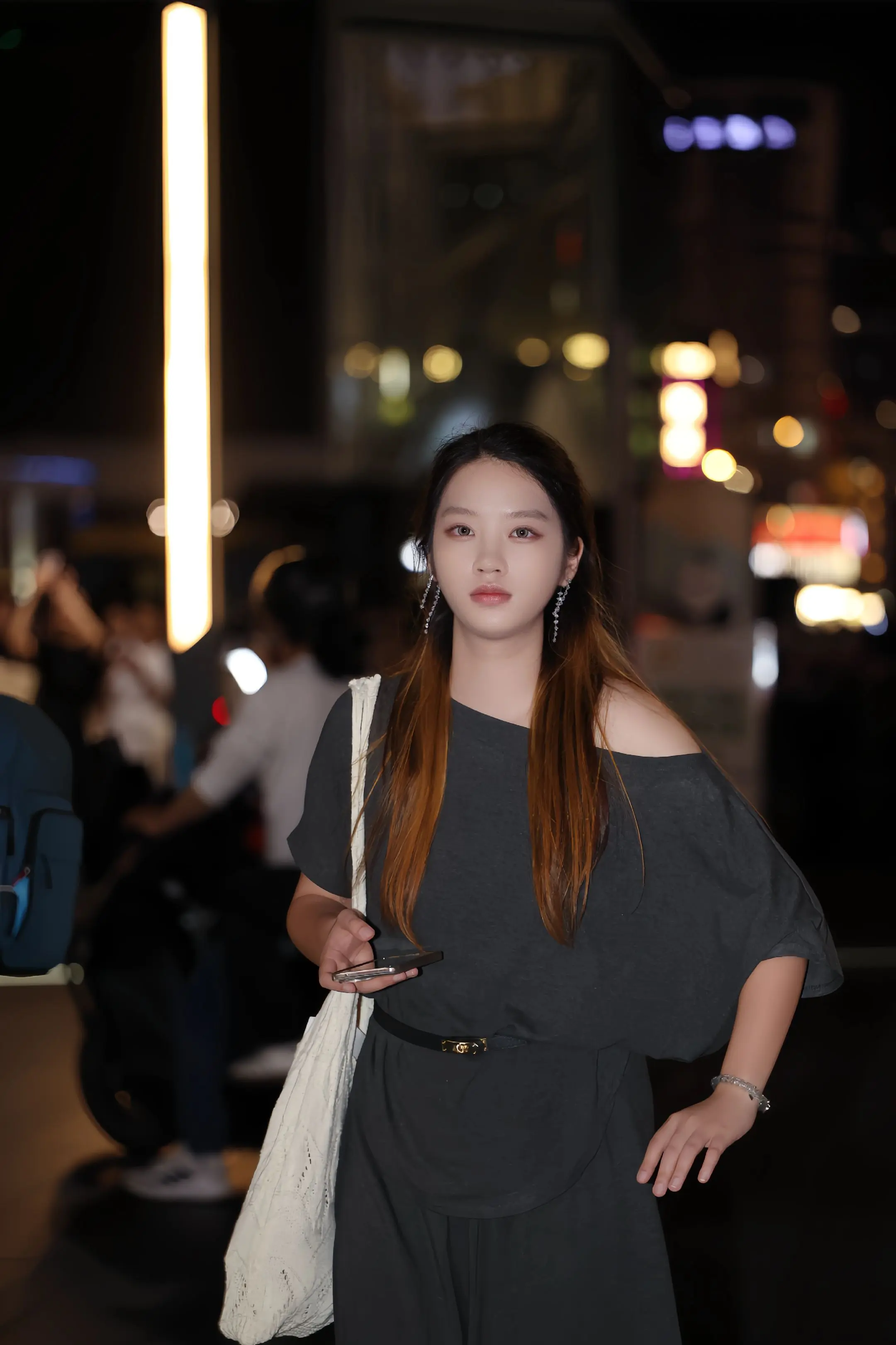 镜头捕捉几位美女的优雅身影，街头风景线。