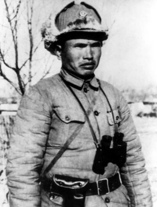 1938年，八路军打退日军进攻后，营长王耀南突然下了一个奇怪的命令：“大家冲到半