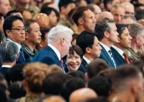 高市早苗果然是人群中特殊的那一个！
不仅长相特殊，相貌很独特！
人群中貌似唯一一