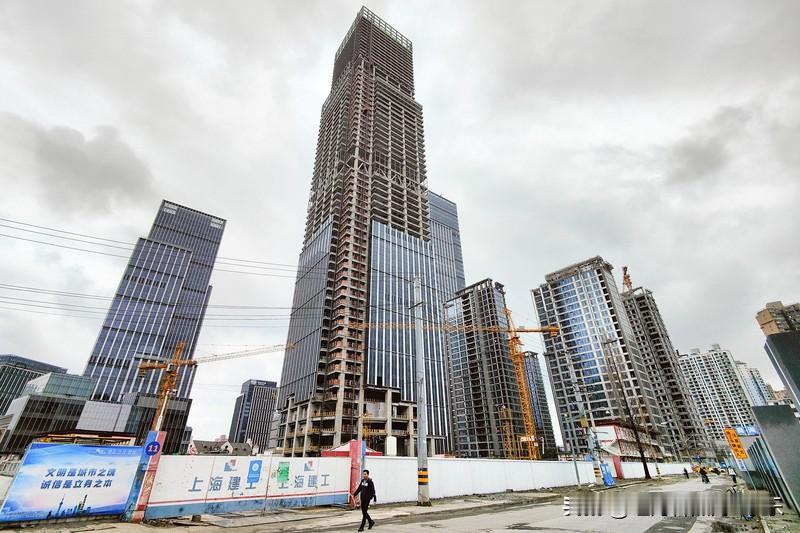 成都楼市今年还是在那继续下跌。
成都楼市1月到4月里面，成都楼市的金融城板块房价