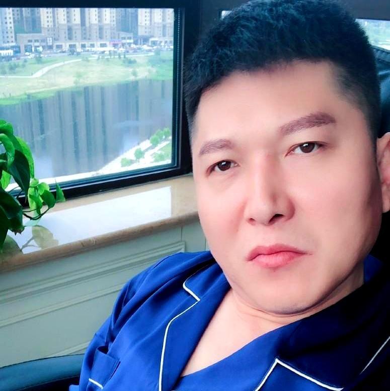 王云还是那个王云，但王技术员早已消失在象牙山，也消失在了葛珊珊的户口本里。
 