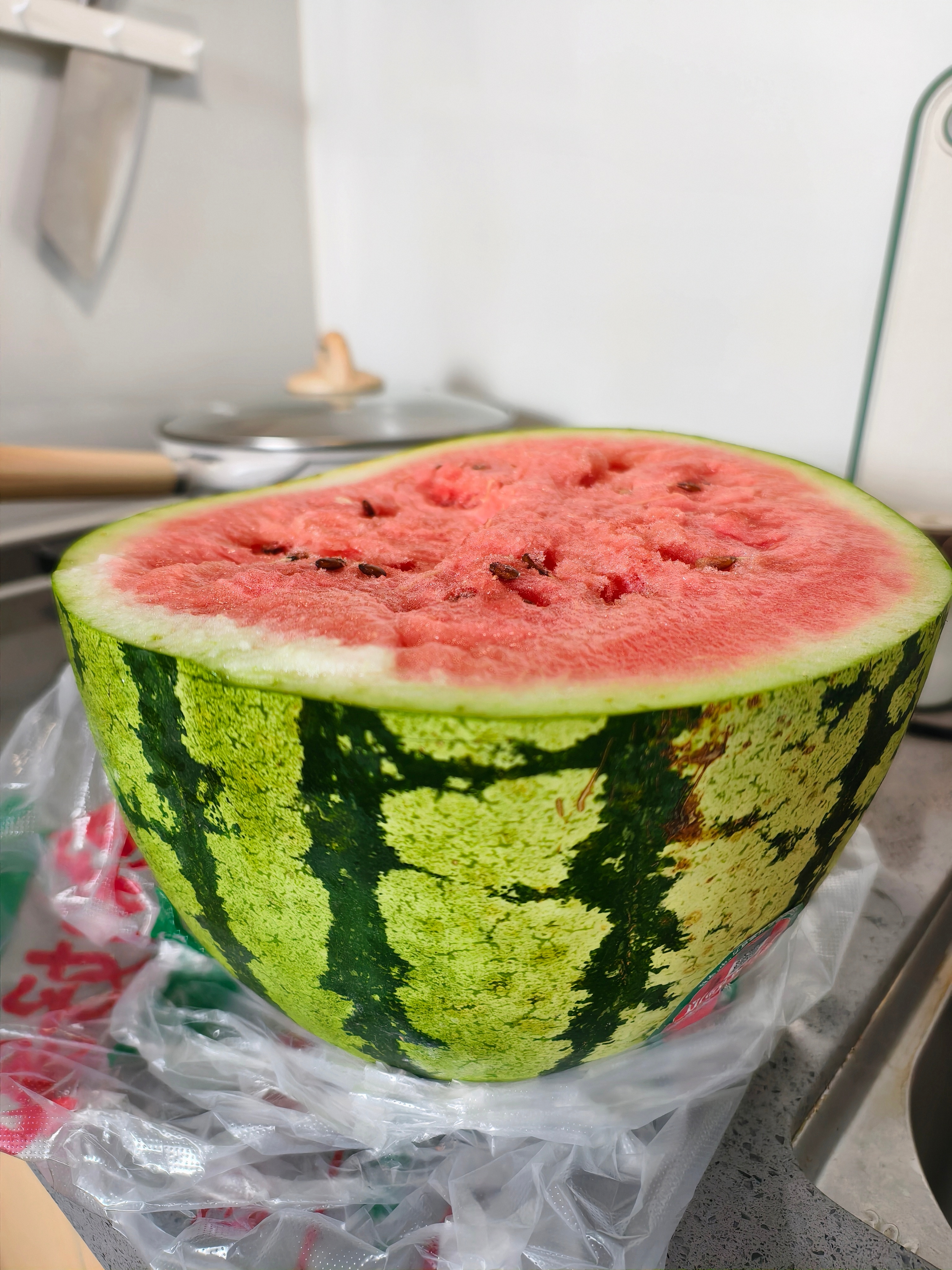 家有高中生 买了一个巨大的西瓜的一半。回来后，我准备测试一下小豆的生活常识。我：