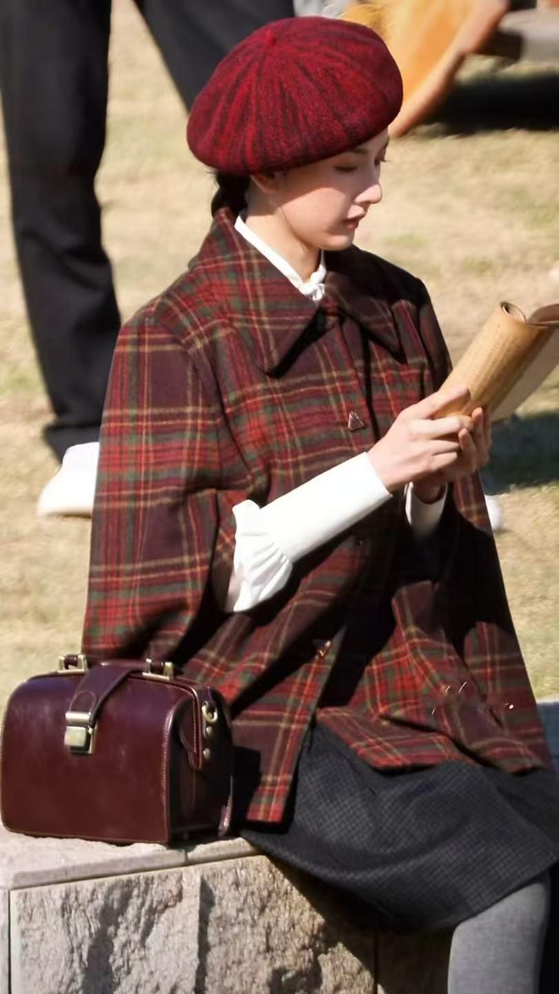 宋祖儿红色格子英伦风 