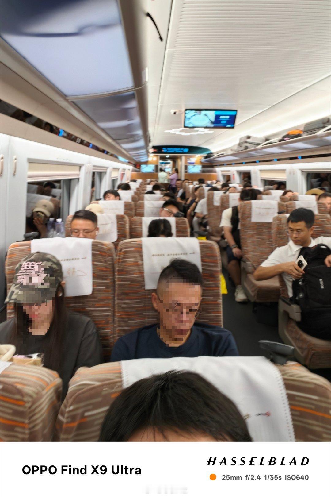 后面二排的大姐在静音车厢一直外放跟别人打游戏整个车厢全是她语音的声音 