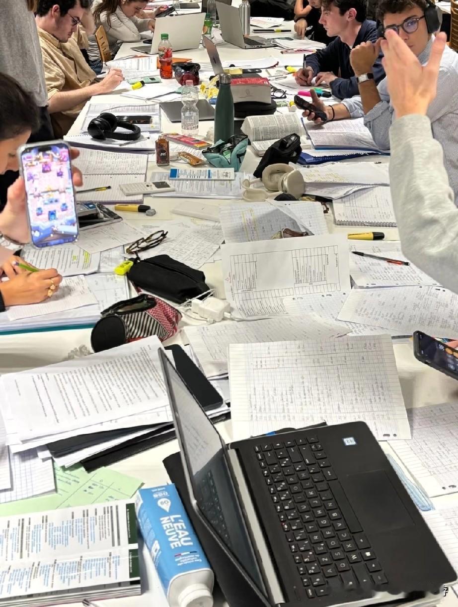 书桌日常图书馆