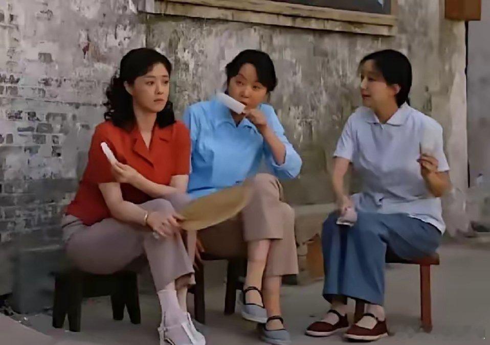 《小巷人家》中意味深长的镜头：仅看吃冰棍姿势，就知道三个女人各怀心思哦！  