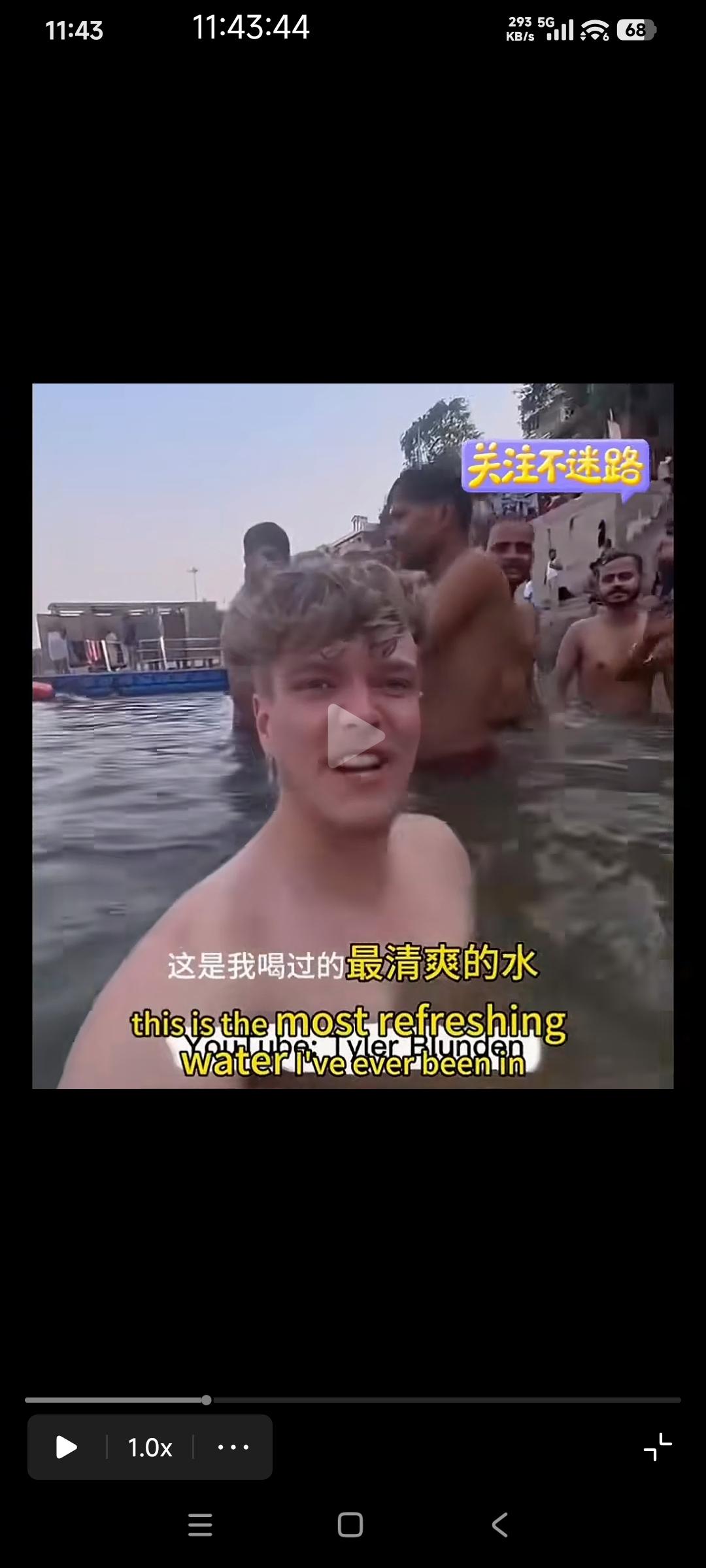 这英国小哥去印度旅游，他说去印度最好的享受就是去恒河游泳。

在恒河里游泳时他还