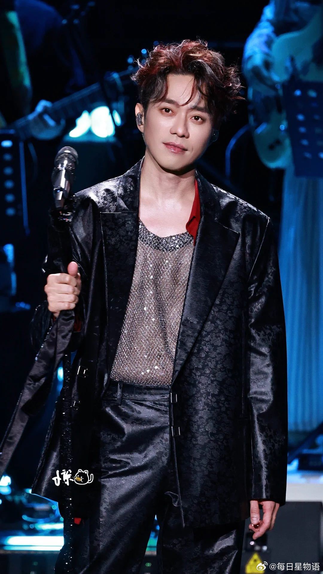 张栋梁这身造型太加分了！酒红衬得整个人又温柔又有力量，状态满分！张栋梁酒红西装微