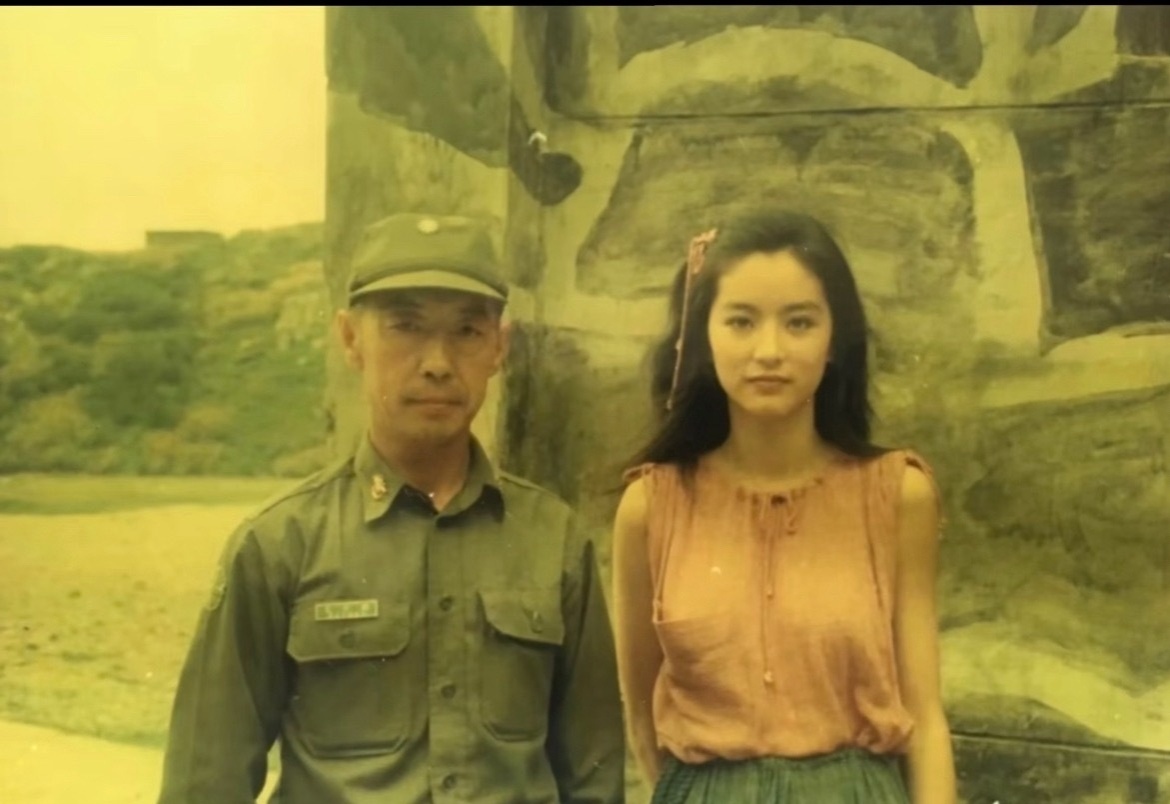 林青霞早期的合照，她的颜值放到现在什么水平啊？ 