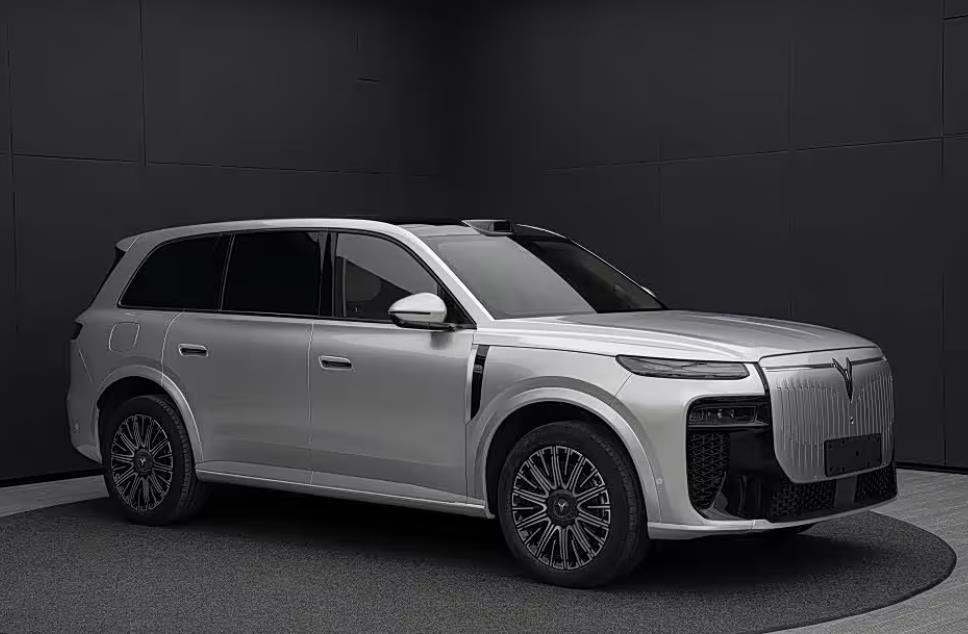 日前，岚图官方称旗下全新大型SUV泰山X8有望3月19日亮相，此前已完成工信部申