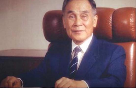 他裸捐给国家2000亿，96岁去世时享受国葬规格，儿子却开出租谋生，这位被誉为“