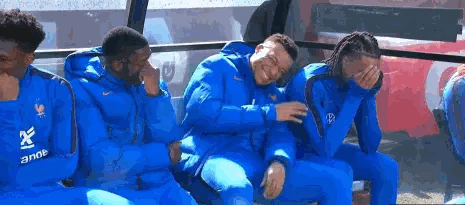 替补席上也嬉皮笑脸的，怪不得不能首发