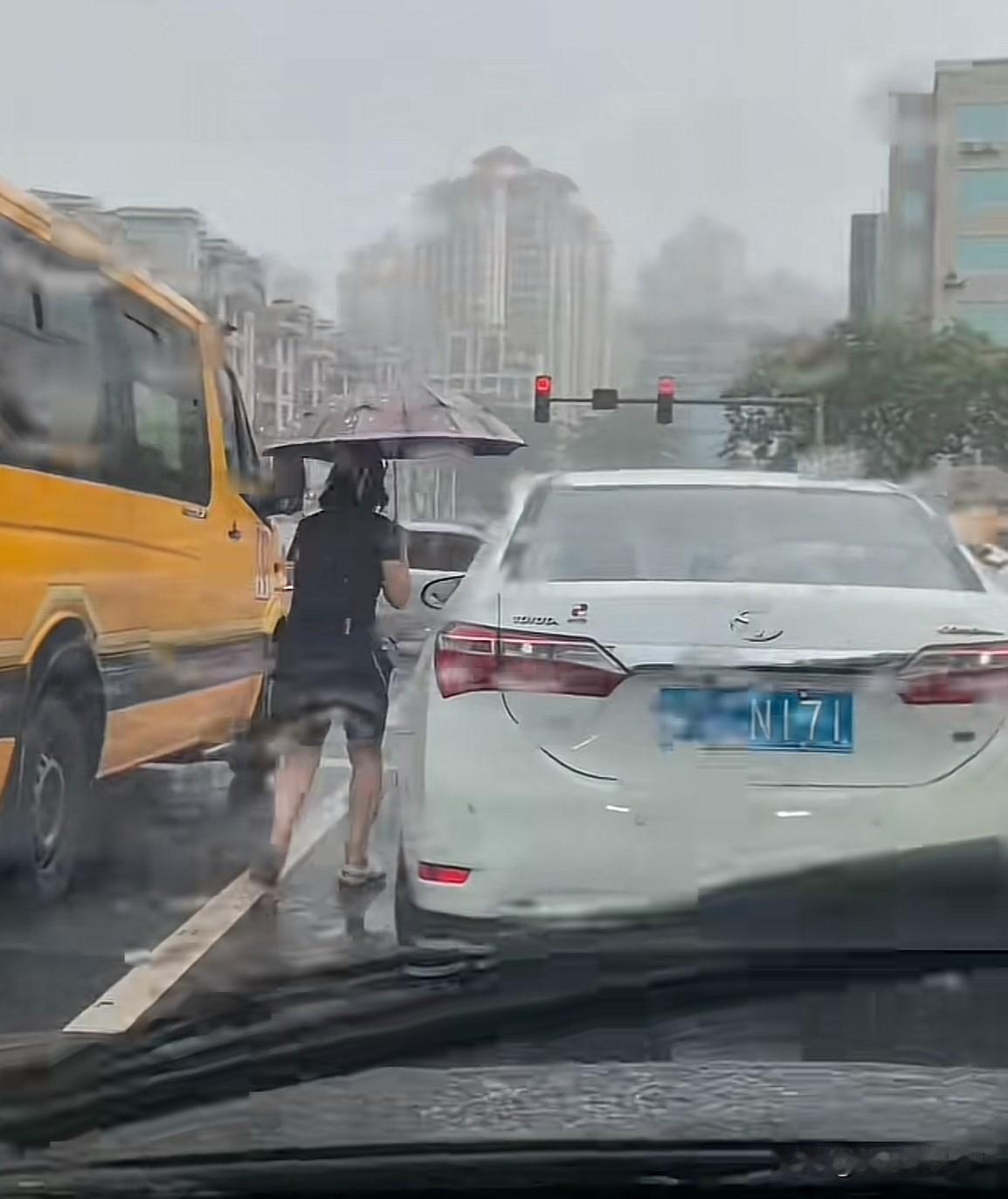 这位广东粤C的女司机，我必须全网“曝光”她。
（如图）

你说，你开车途中，正在