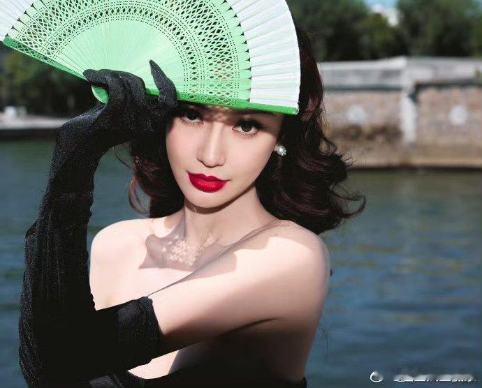 Angelababy红唇绿扇。这个扇子简直就是点睛之笔啊[舔屏] ​​​