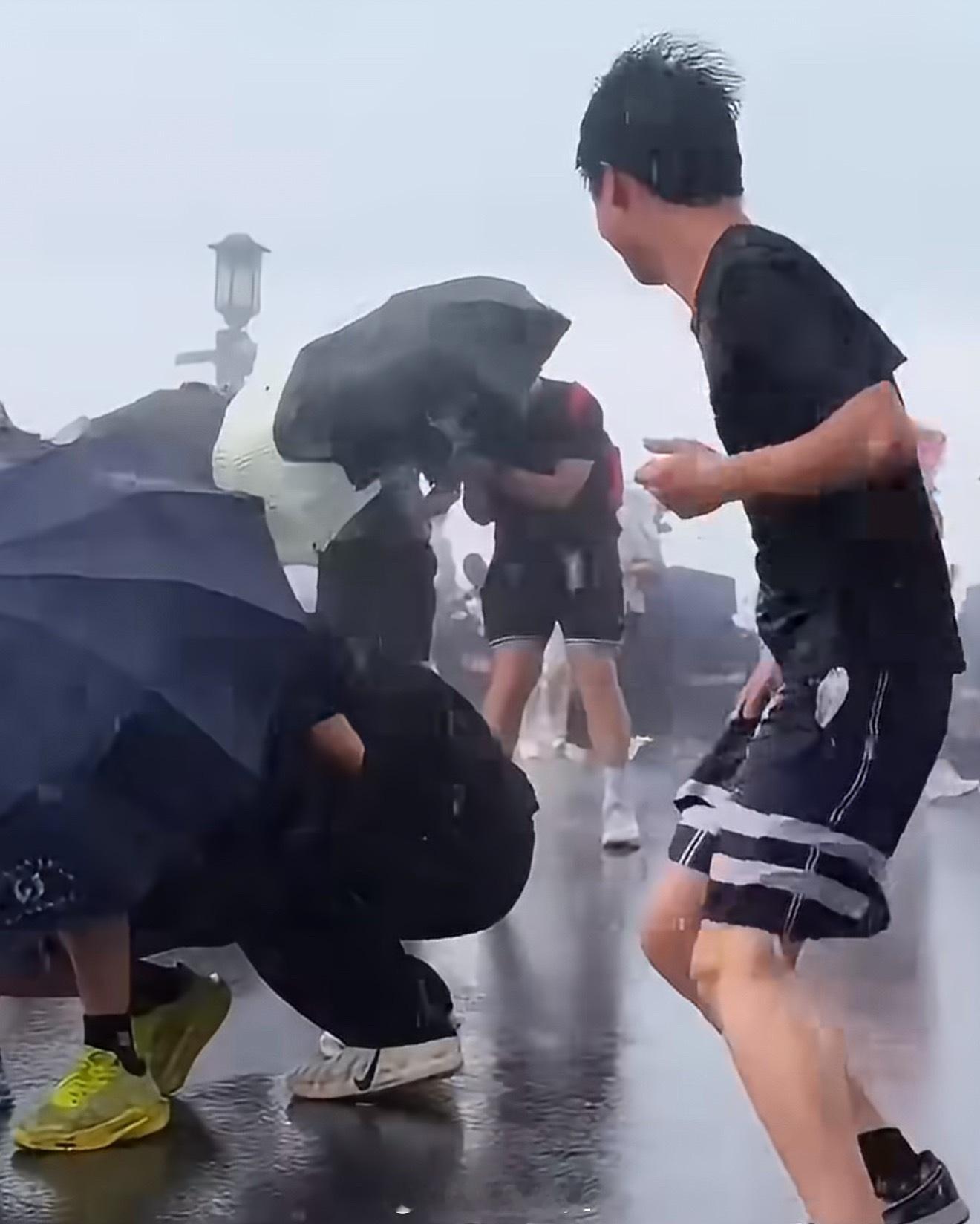 白海豚来袭西湖断桥挤满人台风"白海豚"还没正式登陆，外围狂风暴雨就在8月8日把西