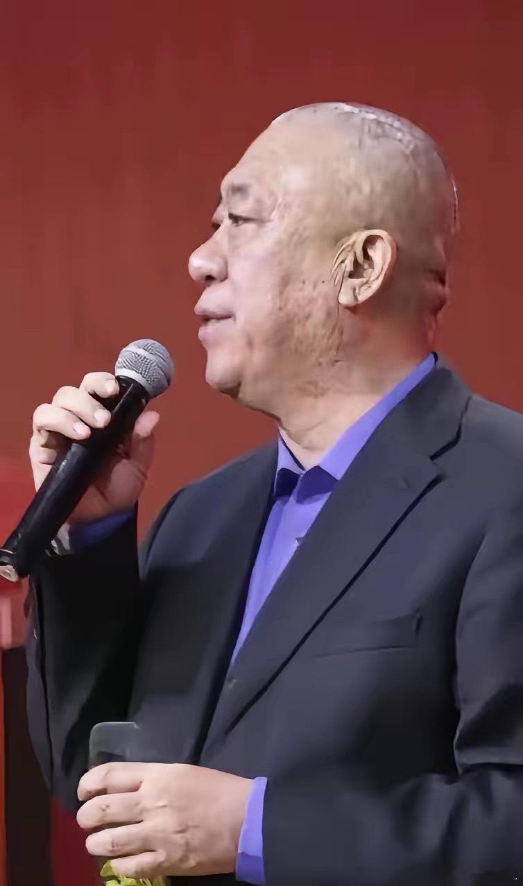 河南下大雪，有位老板凌晨在公司群里发消息，特别交代：路上雪大不安全，大家今天可以