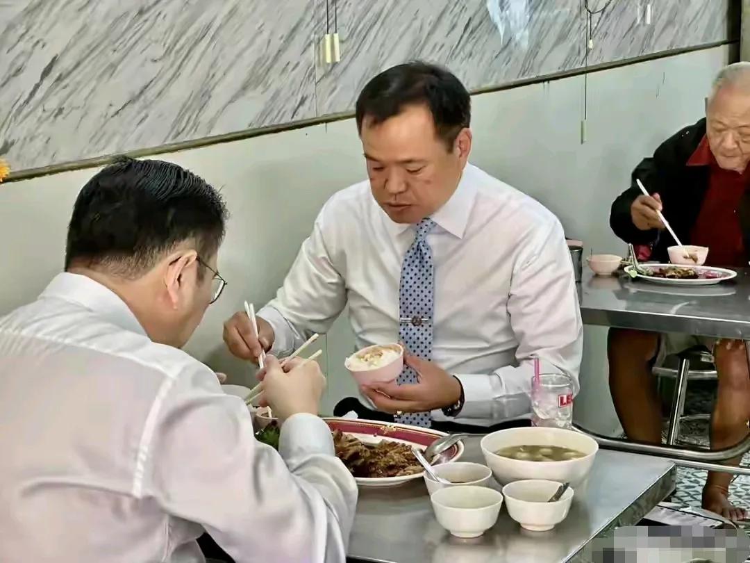 阿努廷吃饭挺接地气，这环境这饭菜，很平民百姓嘛，当年他看起来还蛮年轻的。