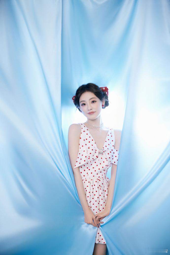 祝绪丹cos玛丽猫  祝绪丹红色波点裙 祝绪丹的玛丽猫造型，红色波点裙增添梦幻感