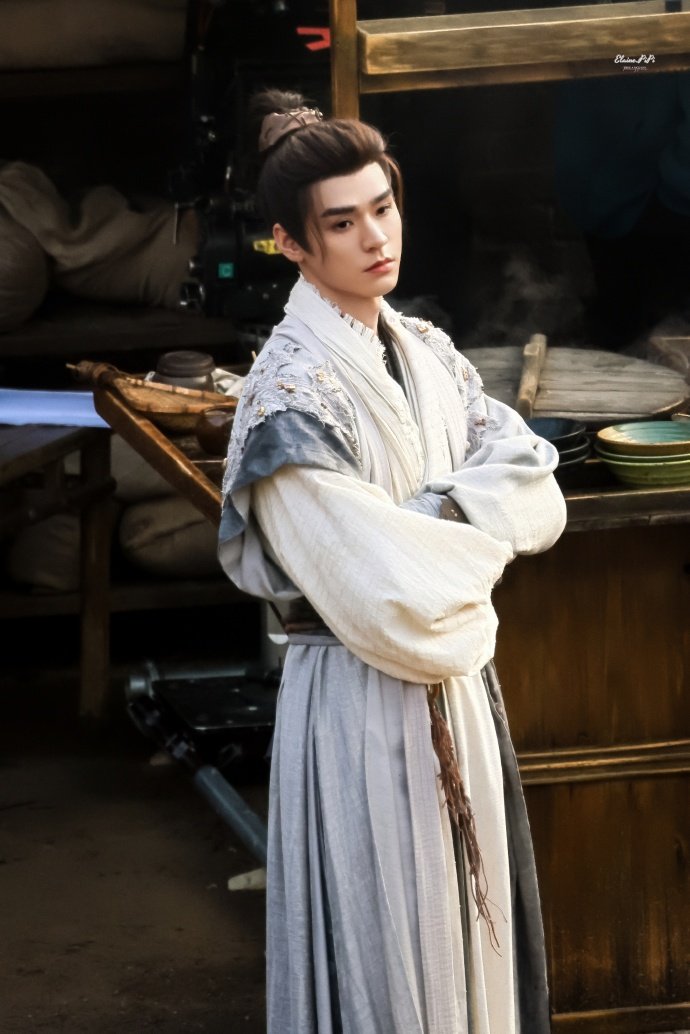 龚俊白衣公卿路透武侠质感，粗布麻衣也穿的如此帅气啊！ 