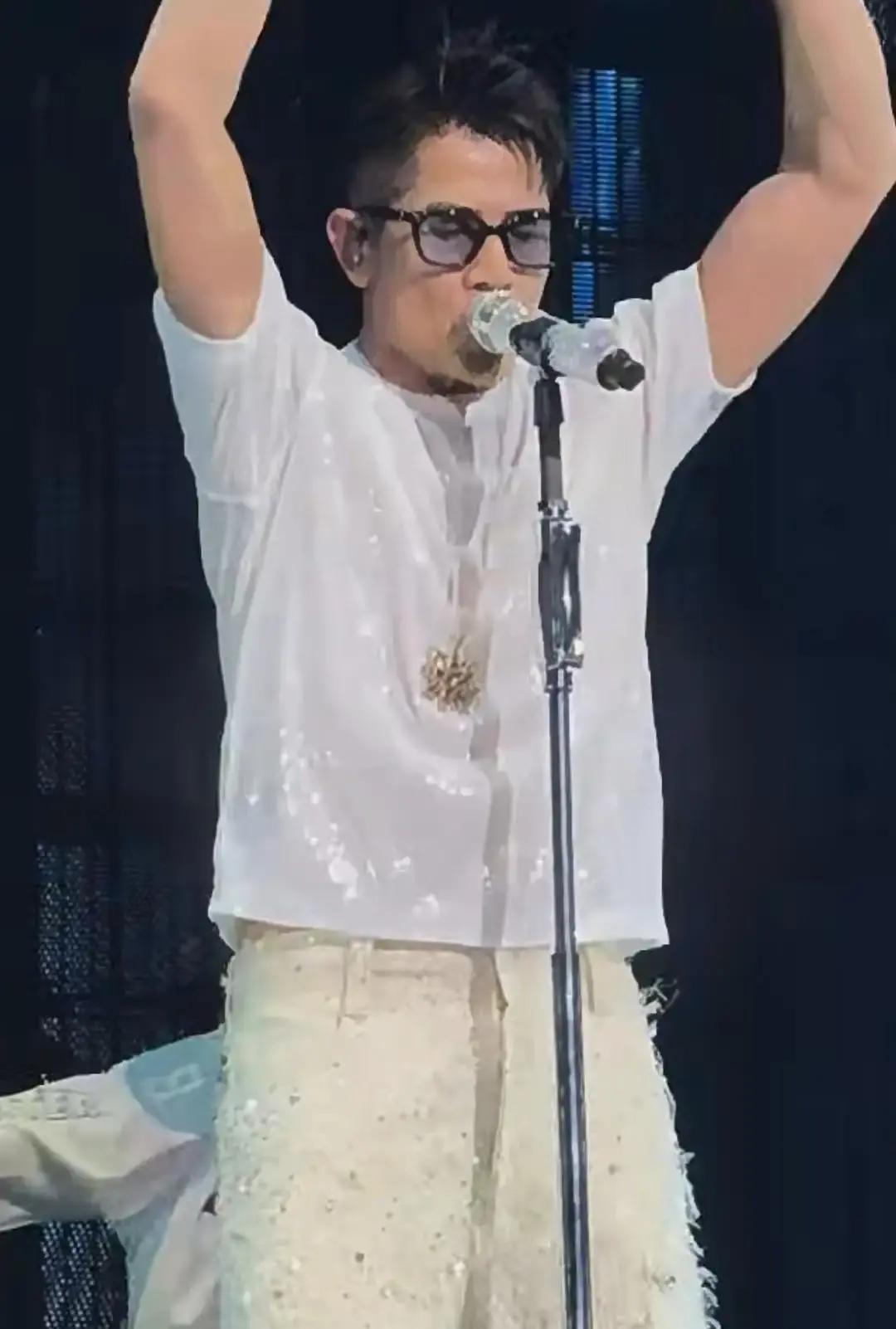 58岁郭富城连跳18套舞，体脂12%
 
香港站六场，他像装了马达。舞台医生测完