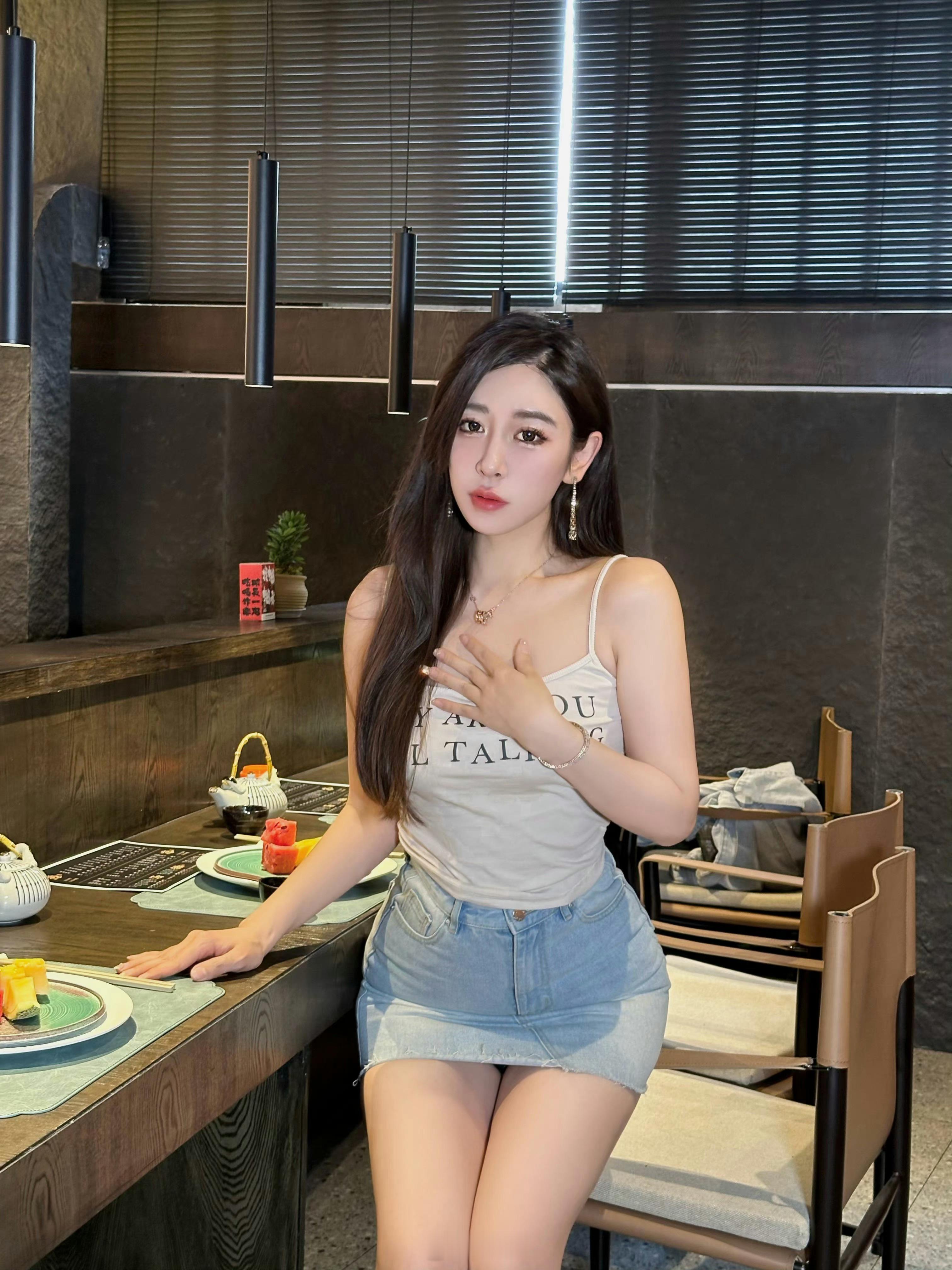 小姐姐开心吃甜品的一天 ​​​