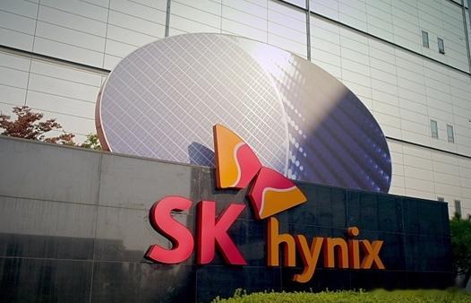 继美光科技突破万亿美元大关之后，韩国存储芯片巨头SK海力士周三股价大涨，市值一举