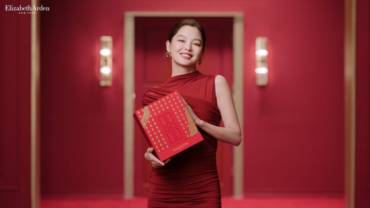 让一让！让国际影后辛芷蕾来示范什么叫“红气养人”+“硬照王者”~新春大片气场妥妥