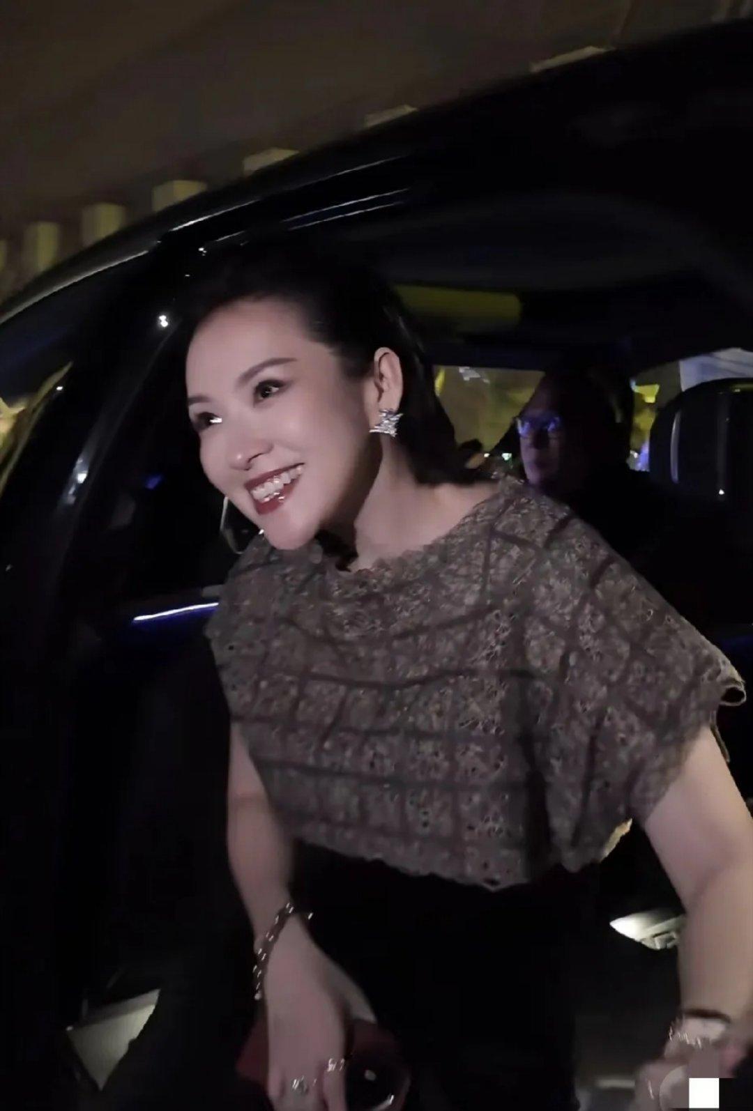 47岁的章子怡离婚后对名和利都彻彻底底看淡了，4月19日第44届香港电影金像奖上