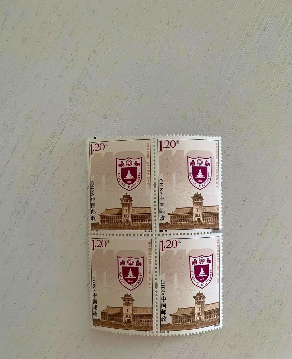 今天早上整理书柜，一本书里“啪嗒”掉出来四张邮票。
我敢打赌，当年把它们夹进去的