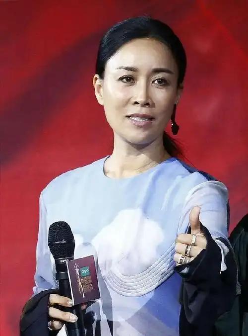 但凡那英早打几个小时的电话，这首歌就是他的了。
 
但是，才刚丢出去，晚上那英的