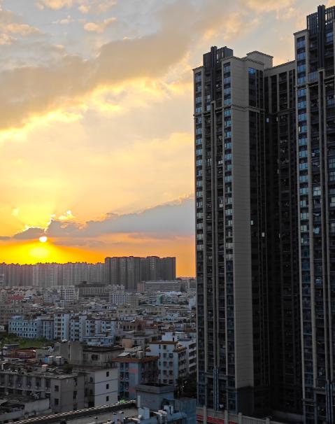 新加坡开始走下坡路了，原本靠着马六甲海峡“躺赢”的日子已经一去不复返了，除了向美