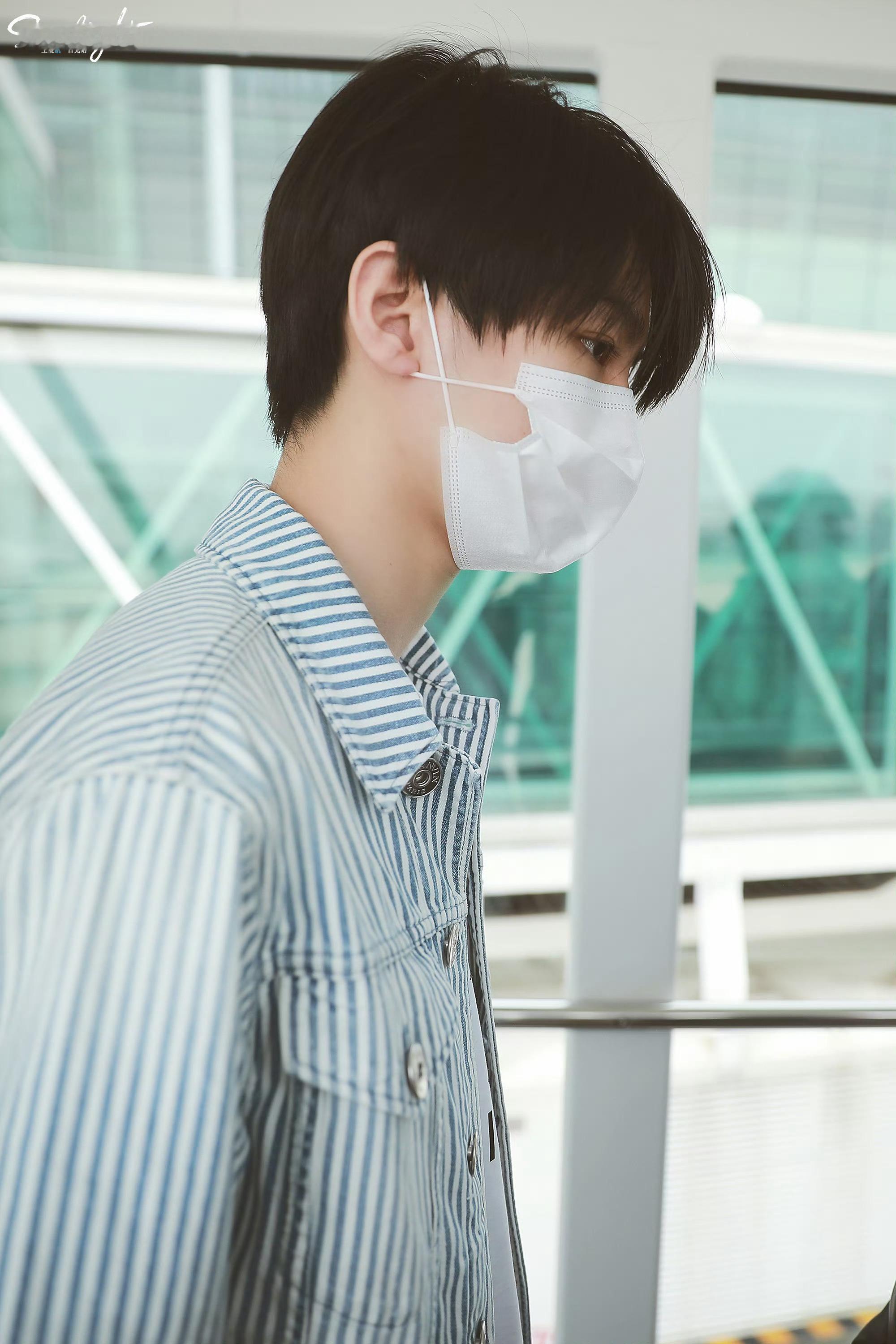 怎么会有人脸小到交叉戴口罩都松松垮垮的